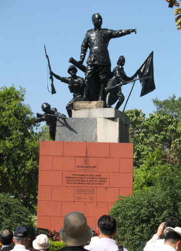 「インド独立義勇軍(INA)と日本兵たち」の像（日の丸に注目）インパール戦争でのインド国民軍と日本兵マリアナ沖海戦のころ、インド独立は決定的となっていた<br><br>
豊